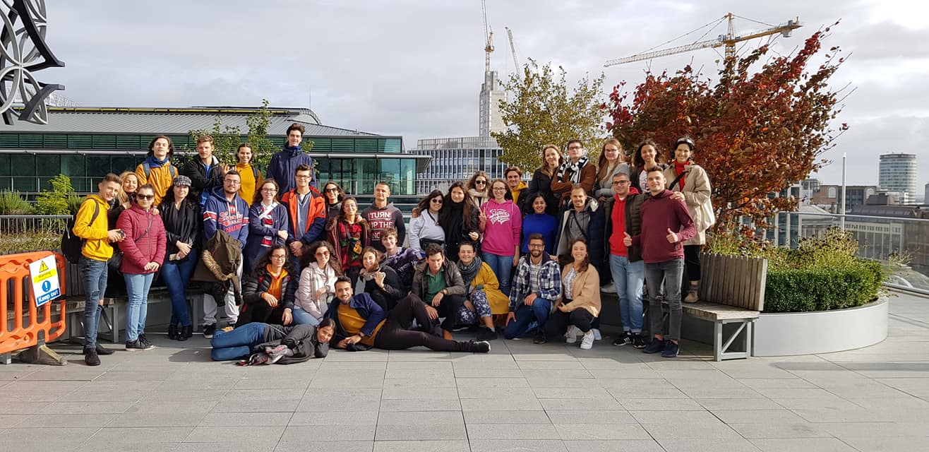 " Ελπίζω και ζω για μια μέρα που να μην υπάρχουν άστεγοι άνθρωποι σε όλο τον κόσμο διότι αν ο καθένας μας βοηθήσει έστω κ από λίγο πιστεύω ότι μπορούμε να ανατρέψουμε κάτι τέτοιο."