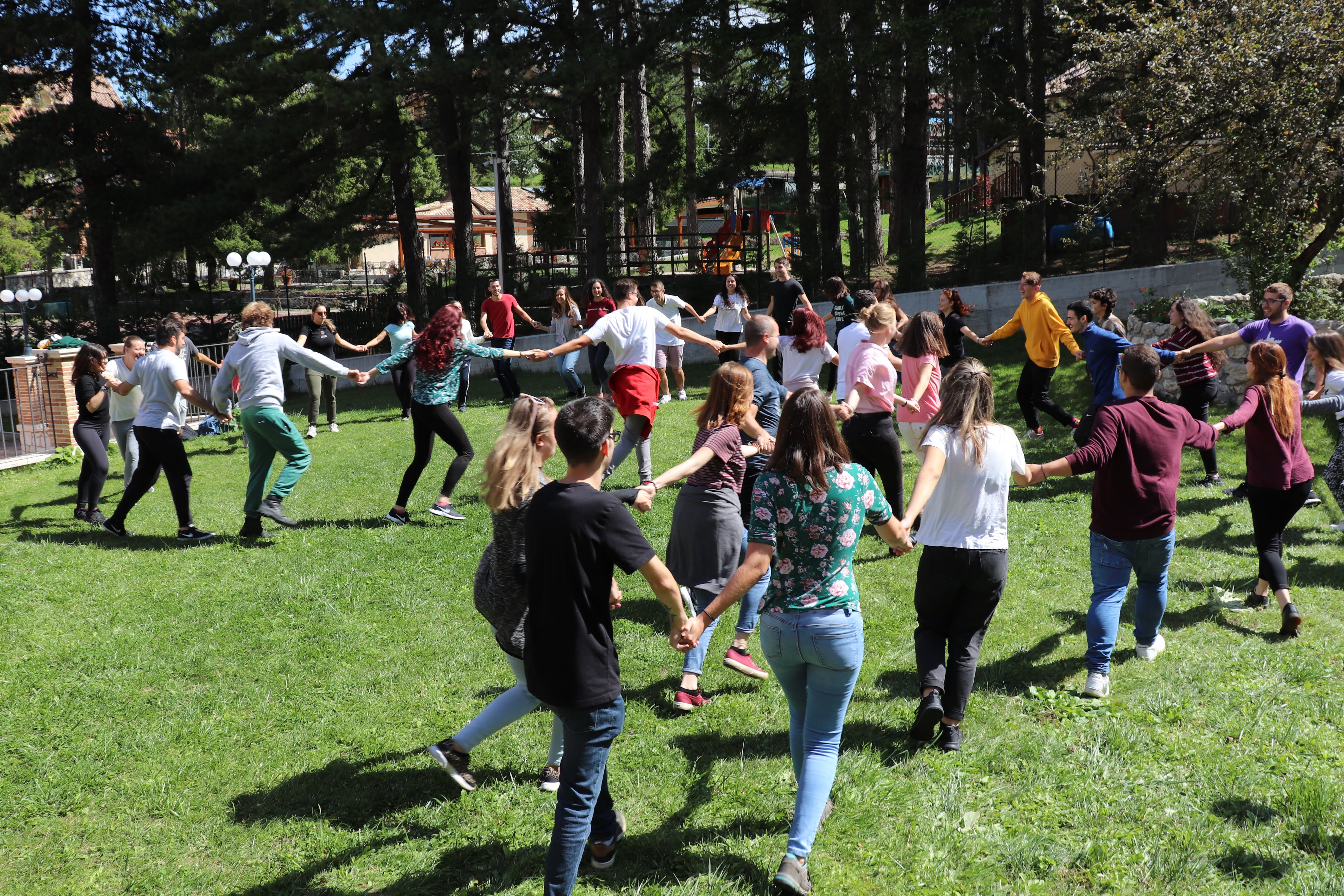 "Περιτριγυρισμένοι από βουνά και πράσινο, αέρα χωριού και όμορφα πρόσωπα…τι άλλο να ζητήσει κανείς!"