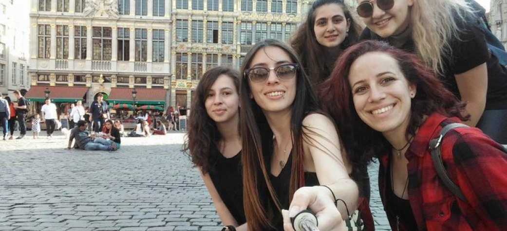 "Μια εμπειρία συμπυκνωμένη σε μια εβδομάδα ισούταν με εμπειρία χρόνων" η τρελή κοριτσοπαρέα που σόκαρε τις Βρυξέλλες!