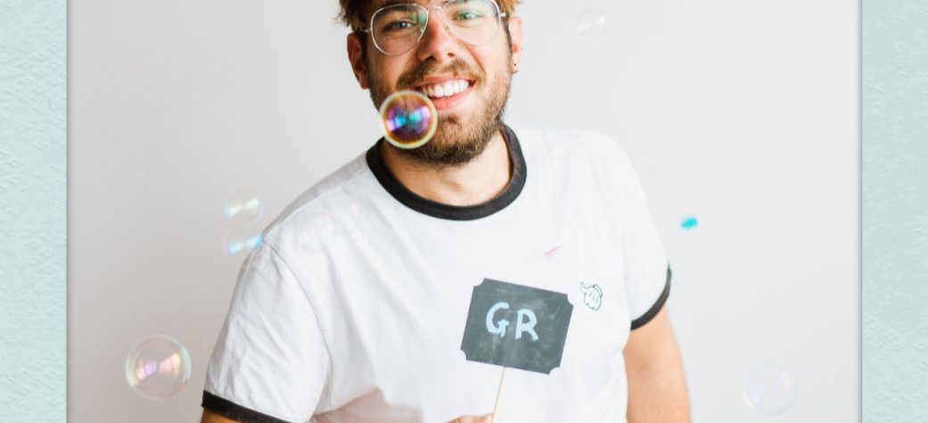 "Αν είσαι 18-30 ετών και θέλεις κι εσύ να γίνεις μέλος της ομάδας μας και να ζήσεις για 8 μήνες στο Στσέτσιν, με όλα τα έξοδα ταξιδιού, διαμονής και διατροφής πληρωμένα, επικοινώνησε μαζί μας ή με τη USB άμεσα! Αναζητούμε 2 ακόμη εθελοντές ή εθελόντριες!"