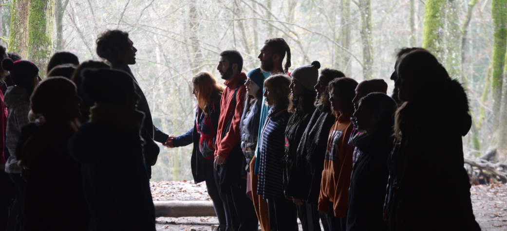 " Ένα ταξίδι στα συναισθήματα μας, το σώμα μας, τη φωνή και τις δυνατότητες μας. Μια δημιουργική εξερεύνηση σε όλες τις πτυχές του είναι μας με συνοδοιπόρους συμμετέχοντες από διάφορες χώρες."