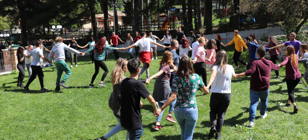 "Περιτριγυρισμένοι από βουνά και πράσινο, αέρα χωριού και όμορφα πρόσωπα…τι άλλο να ζητήσει κανείς!"