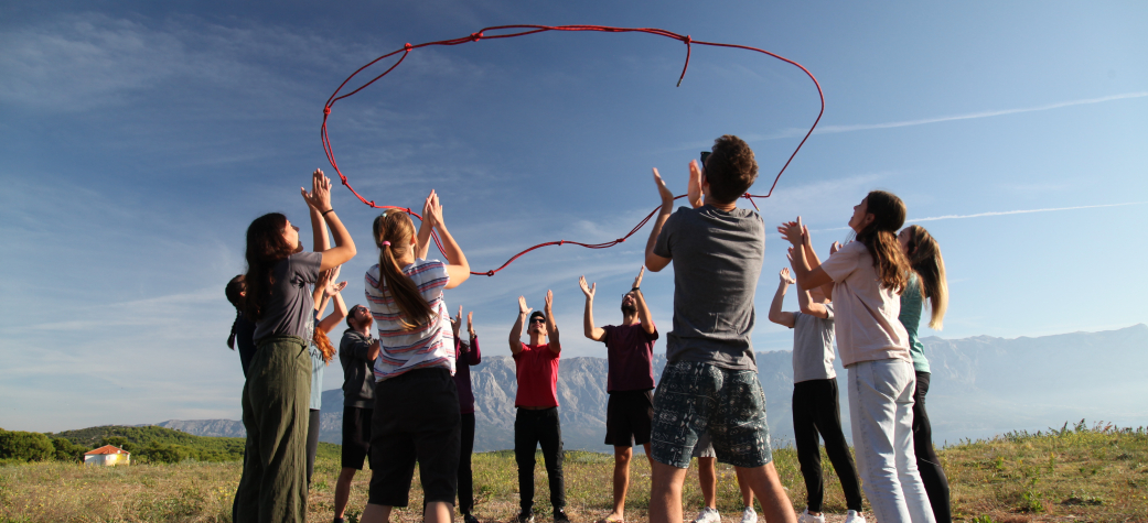 "-Ρε συ η αδερφή μου θα πάει Βρυξέλλες με ένα πρόγραμμα. Ψήνεστε να κάνουμε κάτι αντίστοιχο;"